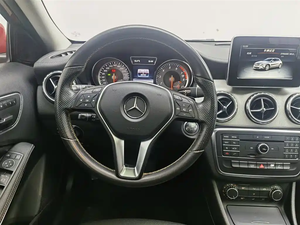 MERCEDES-BENZ GLA