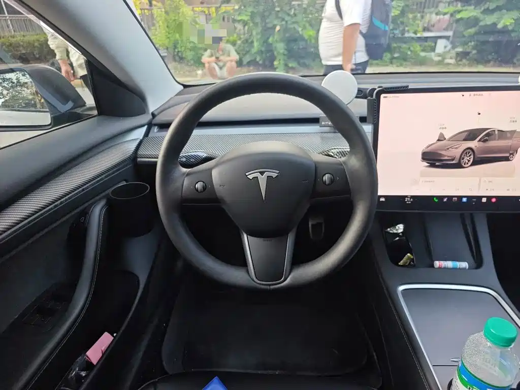 Tesla Model 3 — миниатюра 3