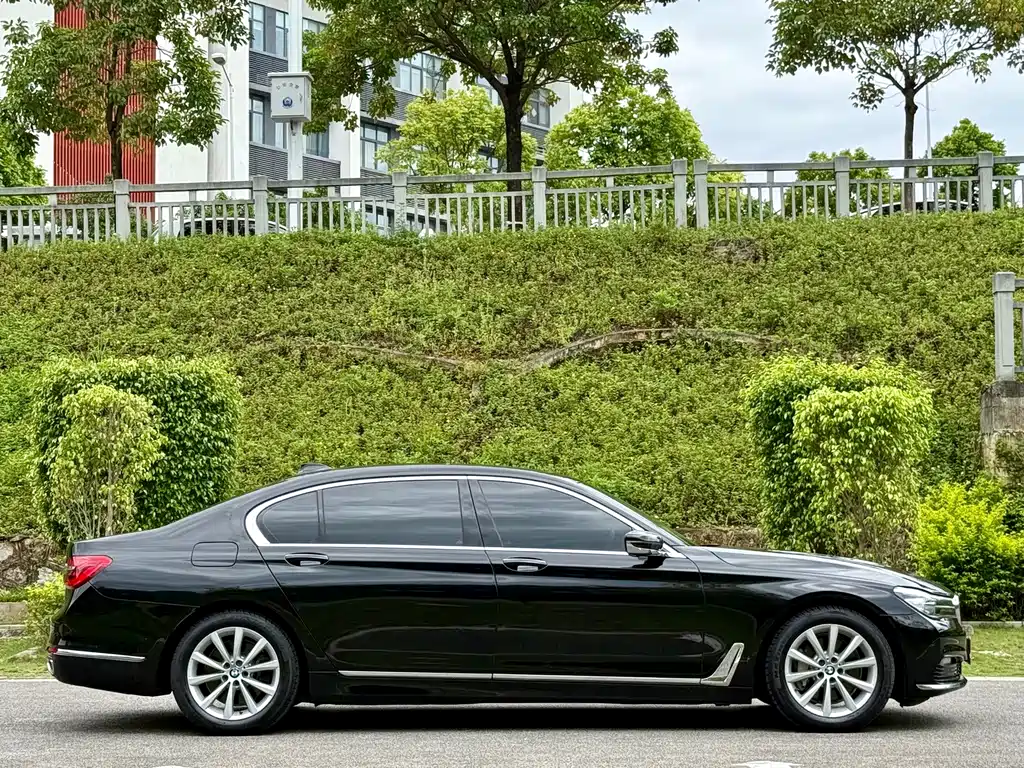 BMW 7 Series — миниатюра 4