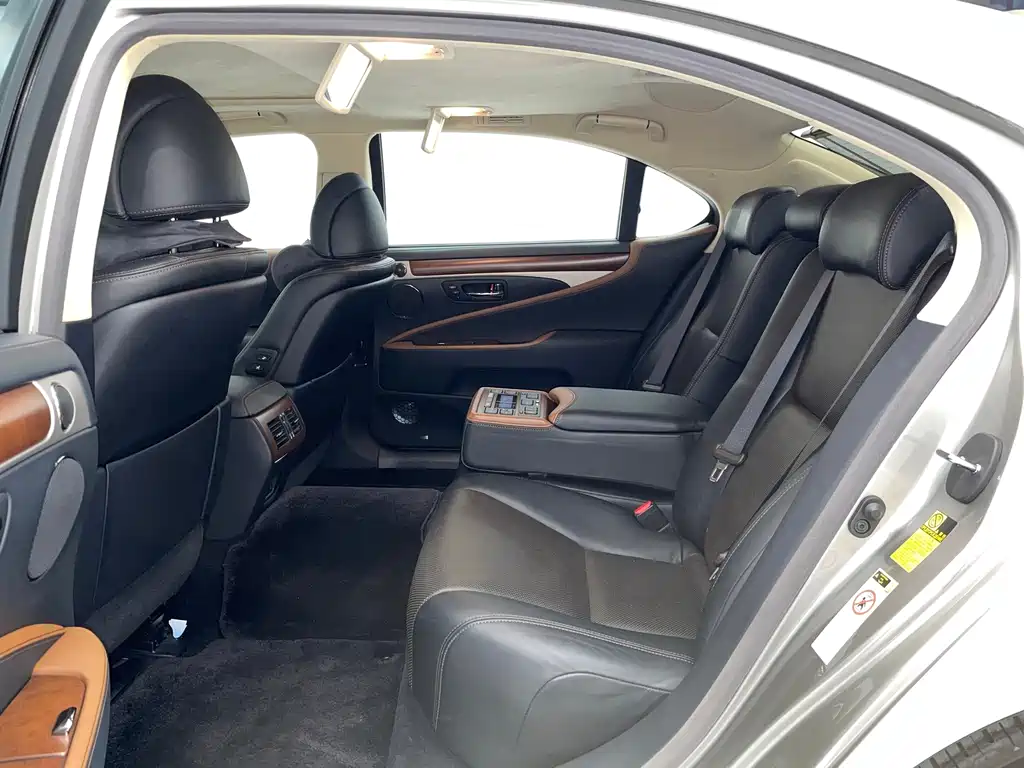 Lexus LS — миниатюра 7