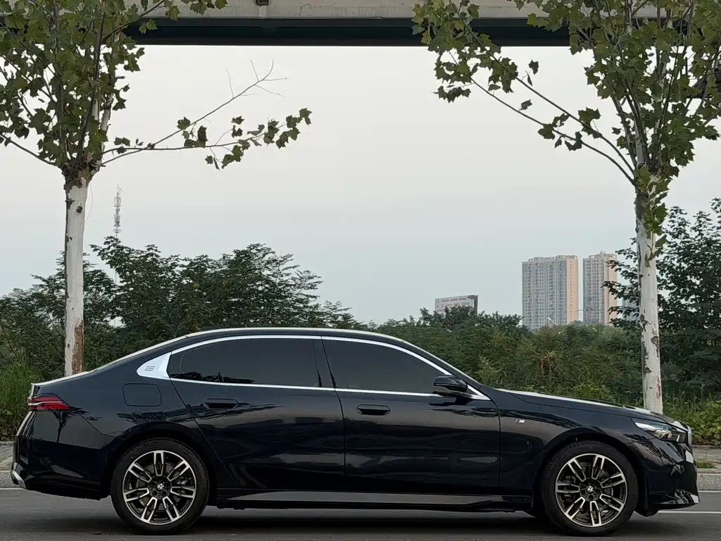 BMW 5 Series — миниатюра 8