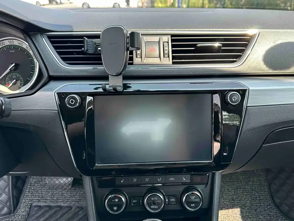 Skoda Superb — миниатюра 12