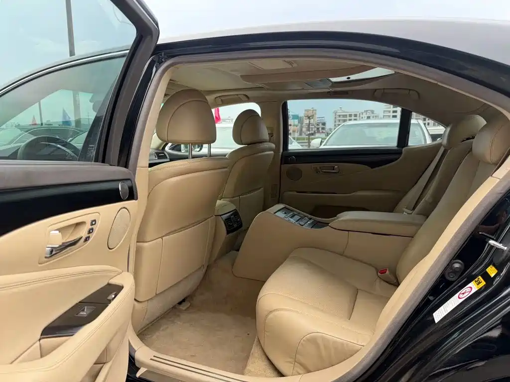 Lexus LS — миниатюра 7