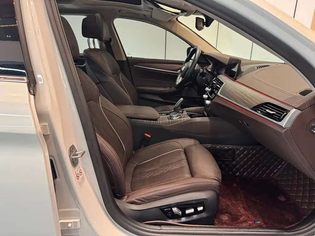 BMW 5 Series New Energy — миниатюра 11
