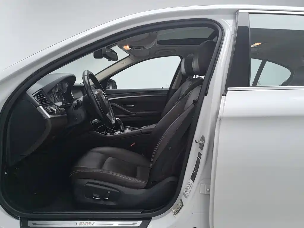 BMW 5 Series — миниатюра 10