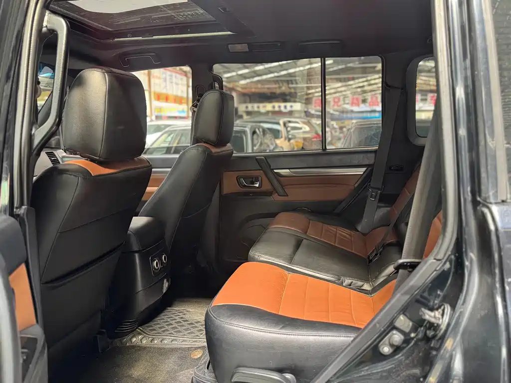 Mitsubishi Pajero (Import) — миниатюра 6
