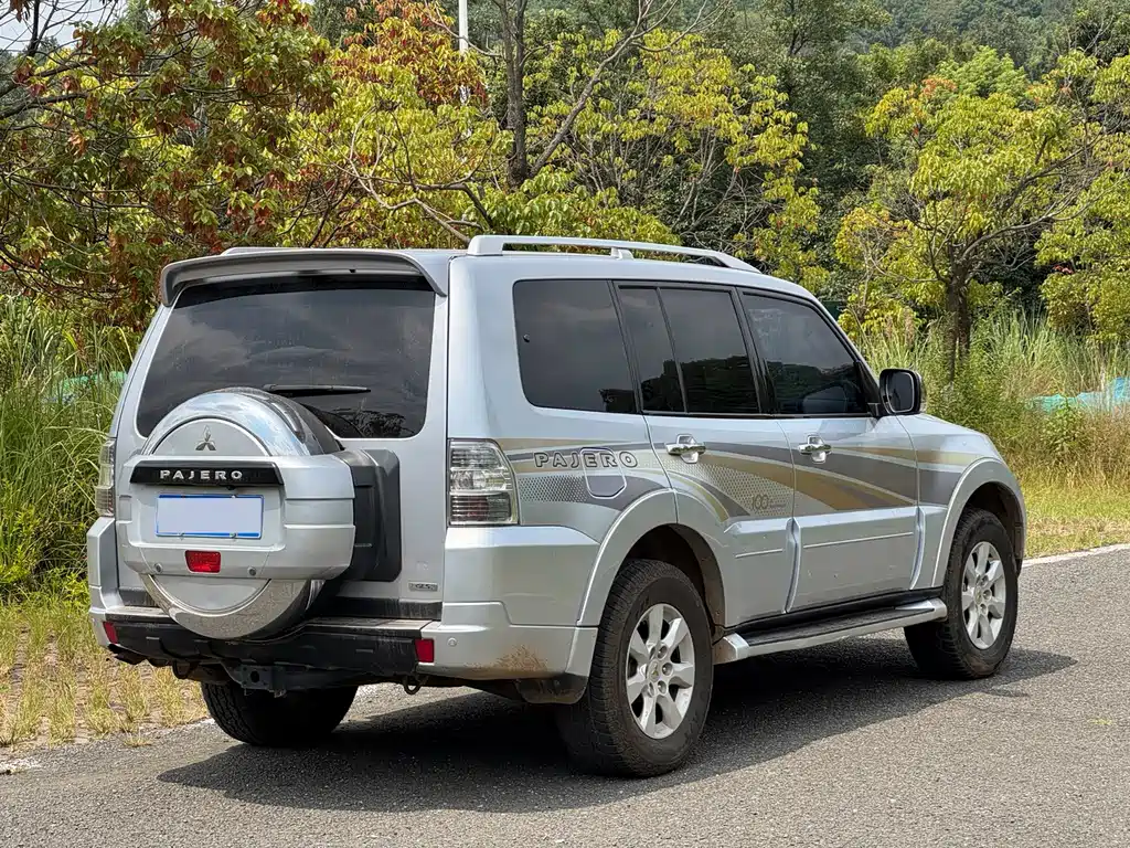 Mitsubishi Pajero (Import) — миниатюра 5