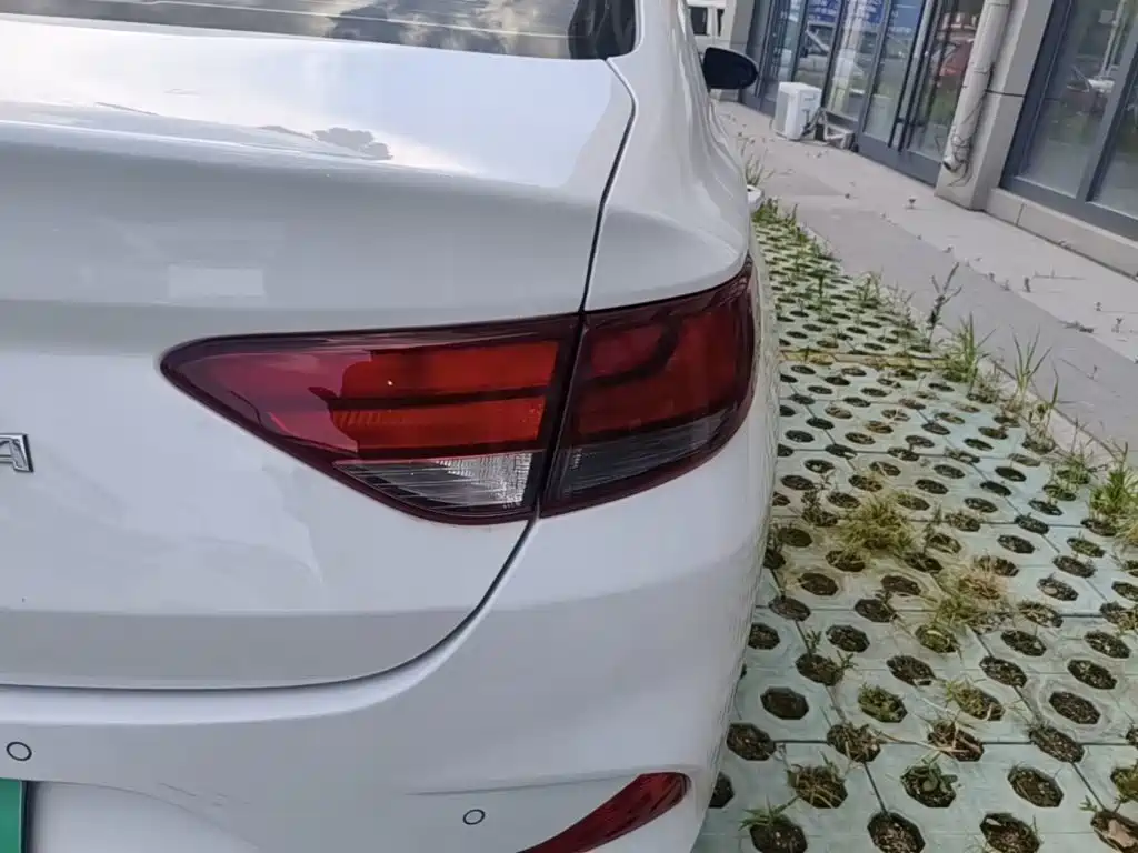 Hyundai Elantra — миниатюра 8