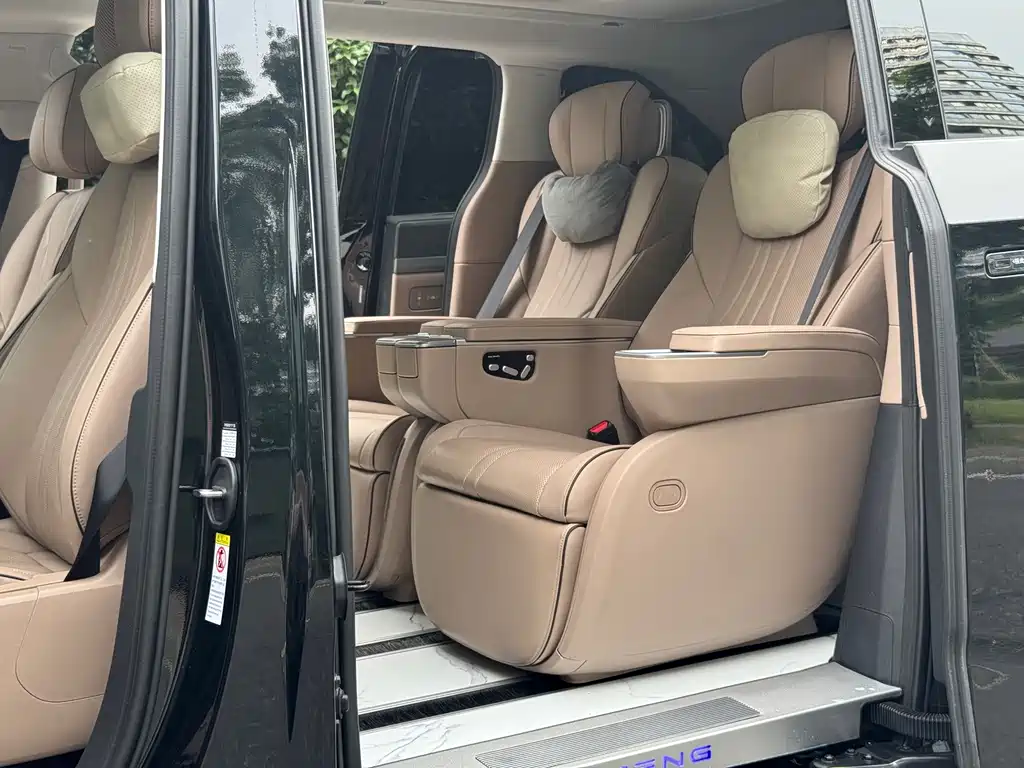 XPeng X9 — миниатюра 10