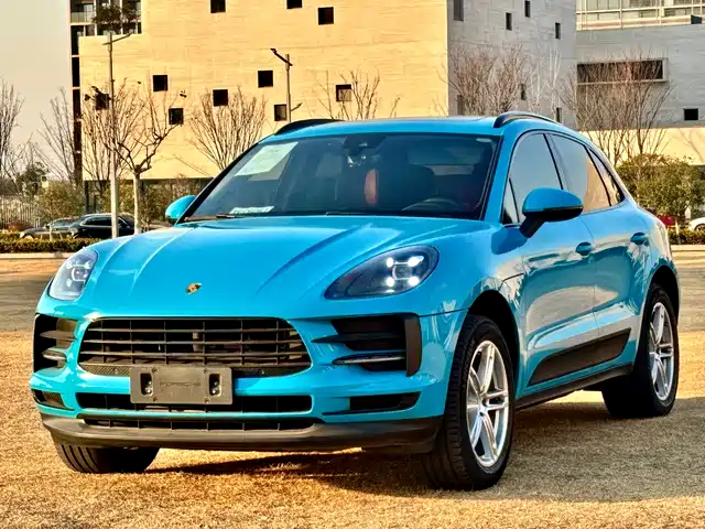PORSCHE MACAN