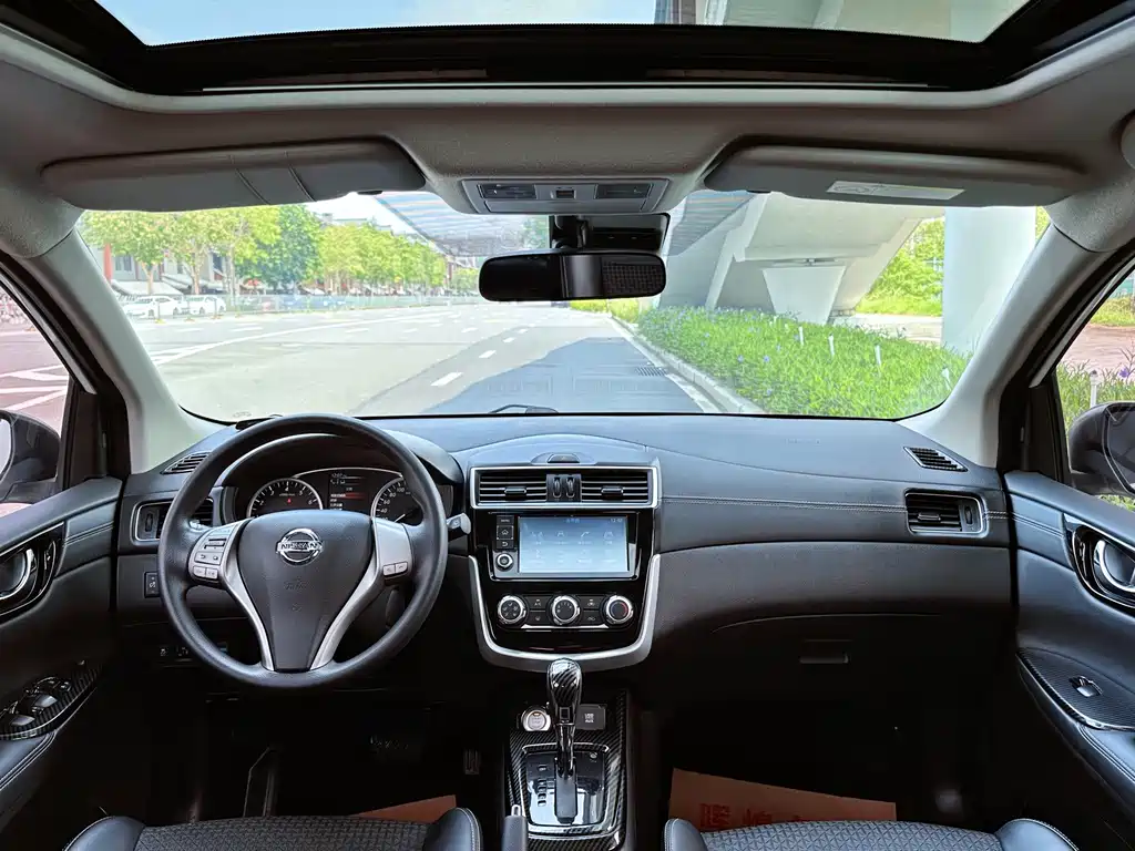 Nissan Tiida — миниатюра 5