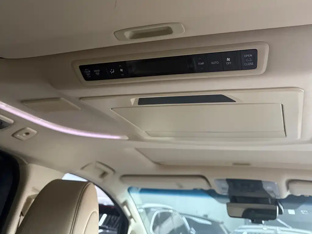 Toyota Alphard — миниатюра 7