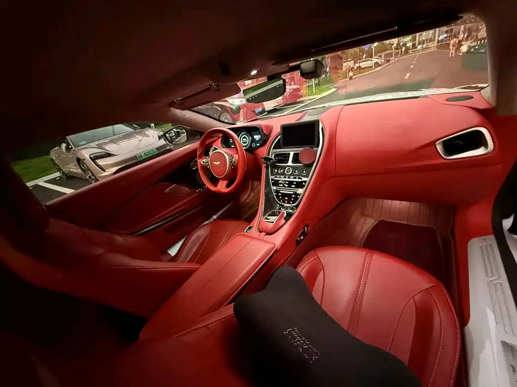 Aston Martin DB11 — миниатюра 9