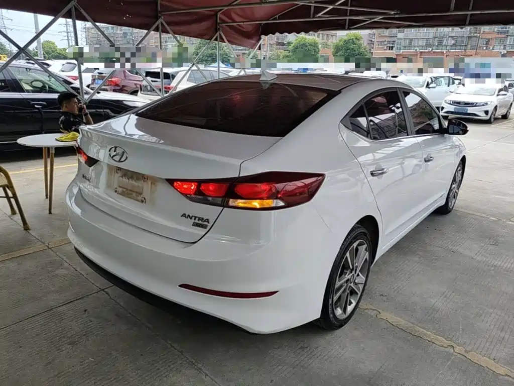 Hyundai Elantra — миниатюра 7