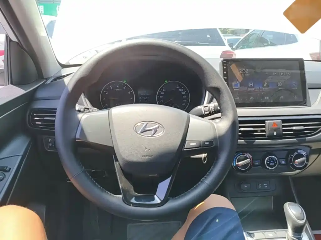 Hyundai Elantra — миниатюра 11