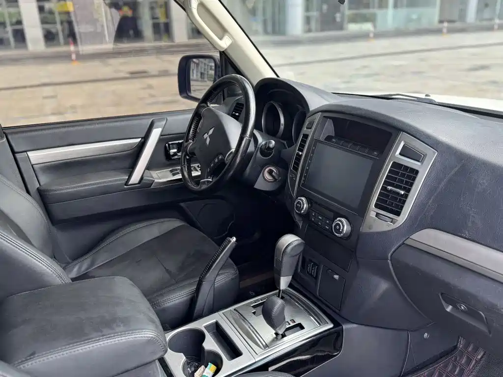 Mitsubishi Pajero (Import) — миниатюра 11