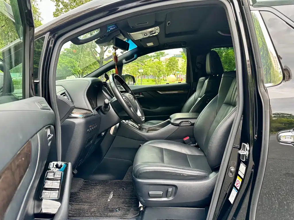 Toyota Vellfire — миниатюра 10