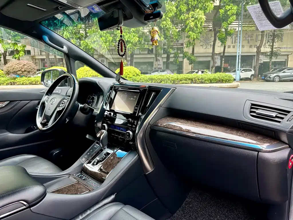 Toyota Vellfire — миниатюра 18
