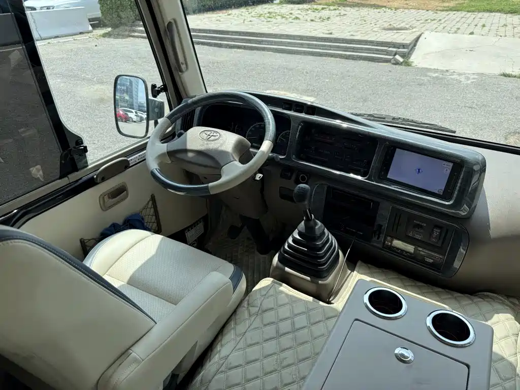 Toyota Coaster — миниатюра 18