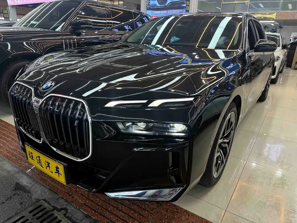 BMW i7