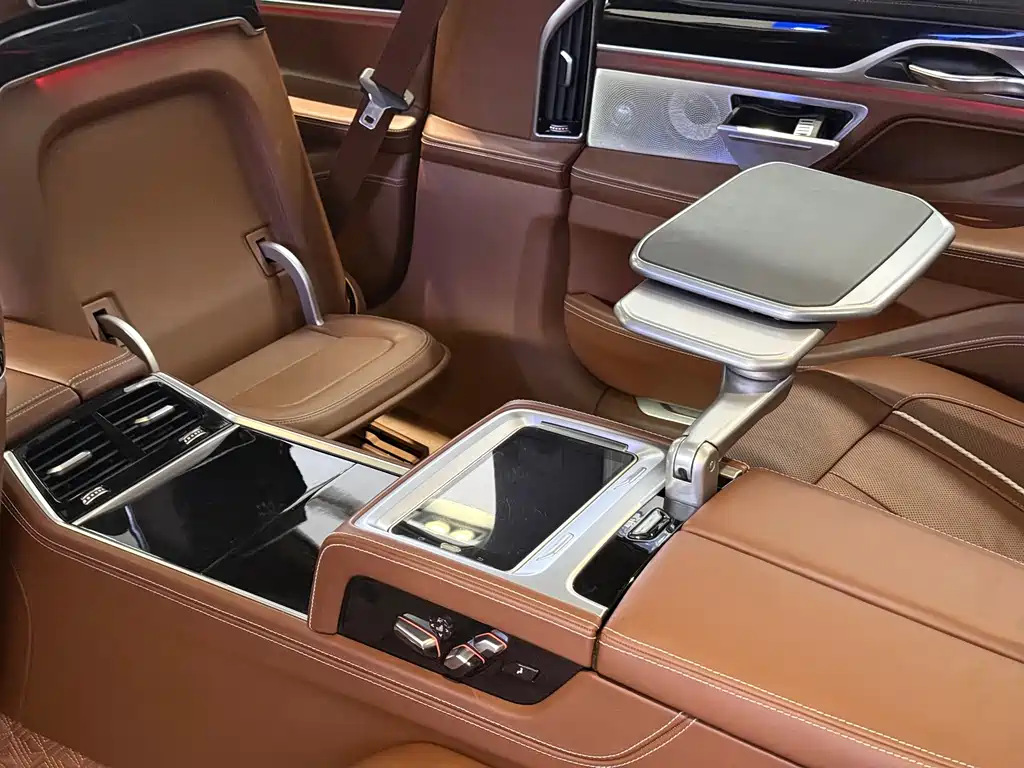 BMW 7 Series — миниатюра 11
