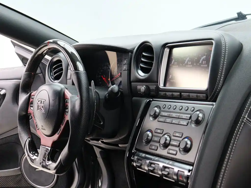 Nissan GT-R — миниатюра 9