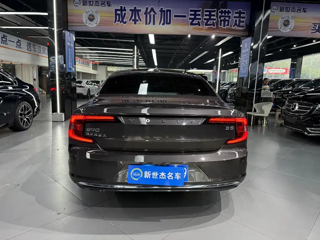 VOLVO S90
