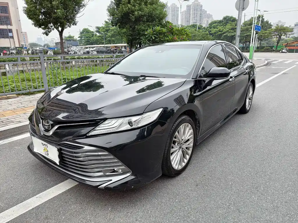 2020 Toyota Camry - zdjęcie 1 z 14