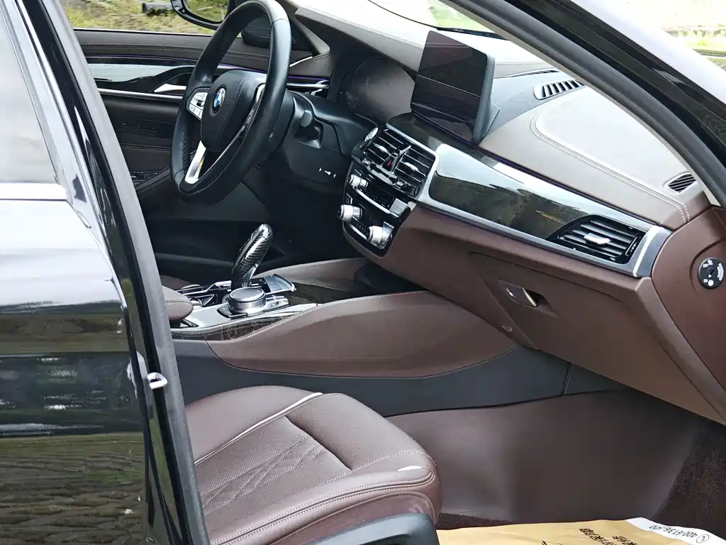 BMW 5 Series — миниатюра 9