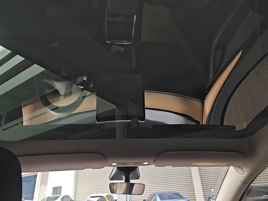 Tesla Model Y — миниатюра 18