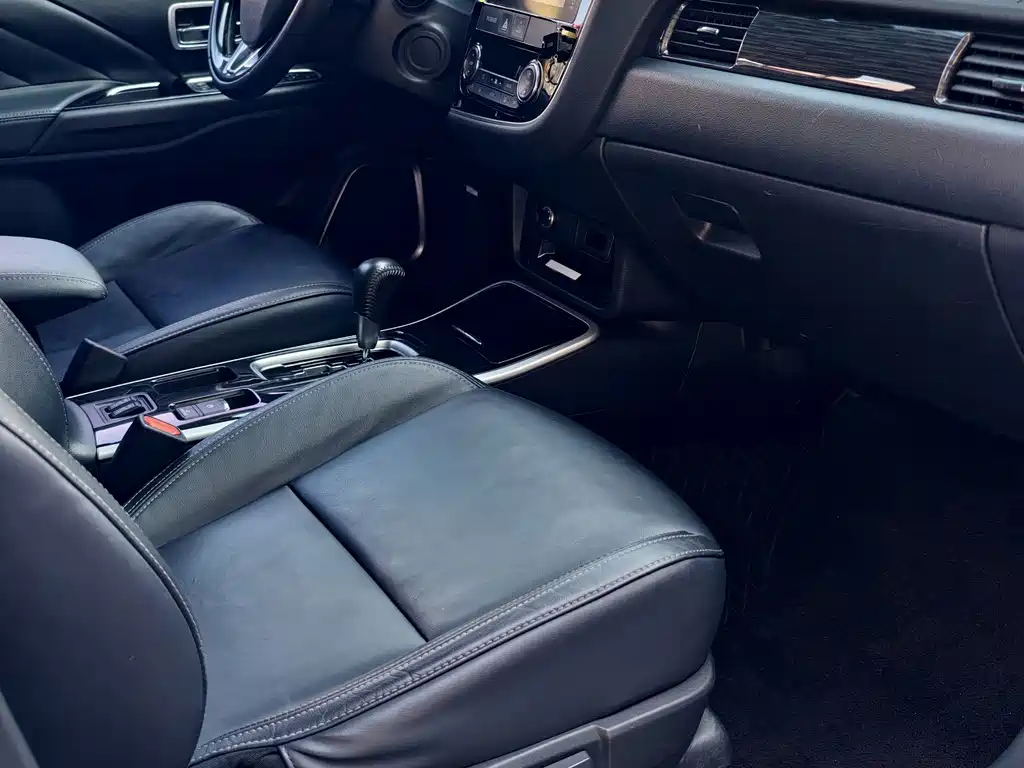 Mitsubishi Outlander — миниатюра 8