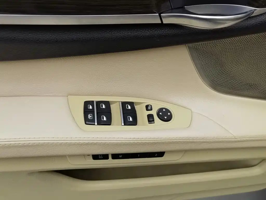 BMW 7 Series — миниатюра 9