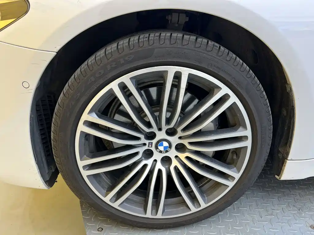 BMW 5 Series — миниатюра 9