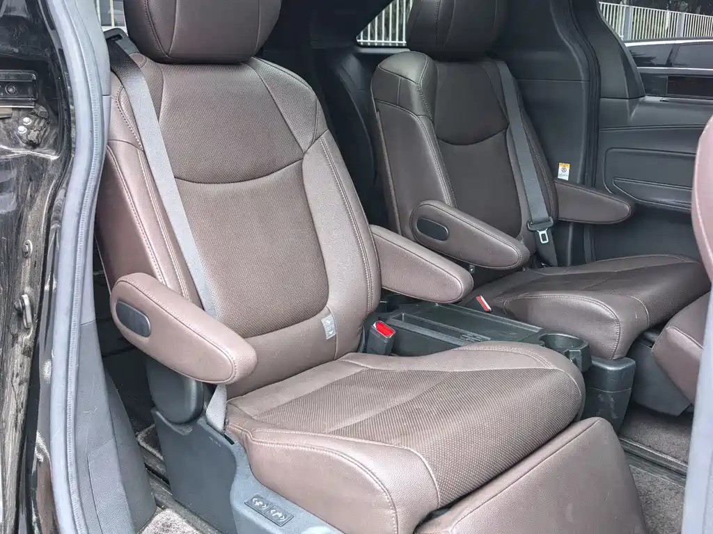 Toyota Sienna — миниатюра 15