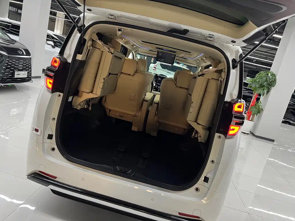 Toyota Vellfire — миниатюра 8