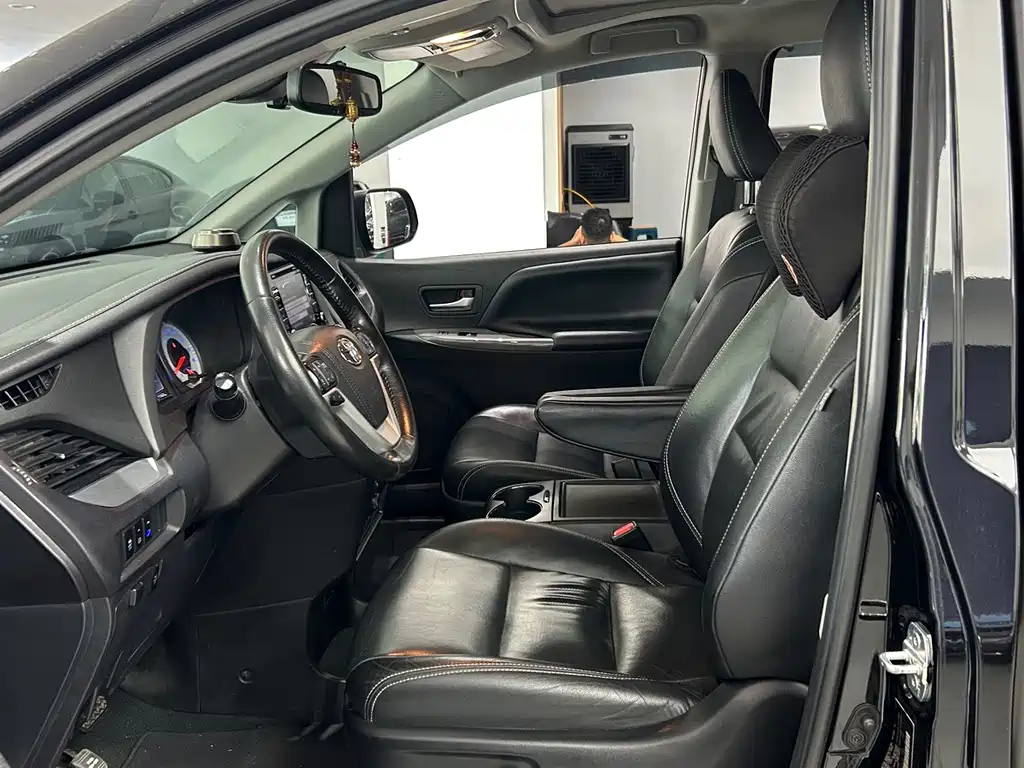 Toyota Sienna — миниатюра 6
