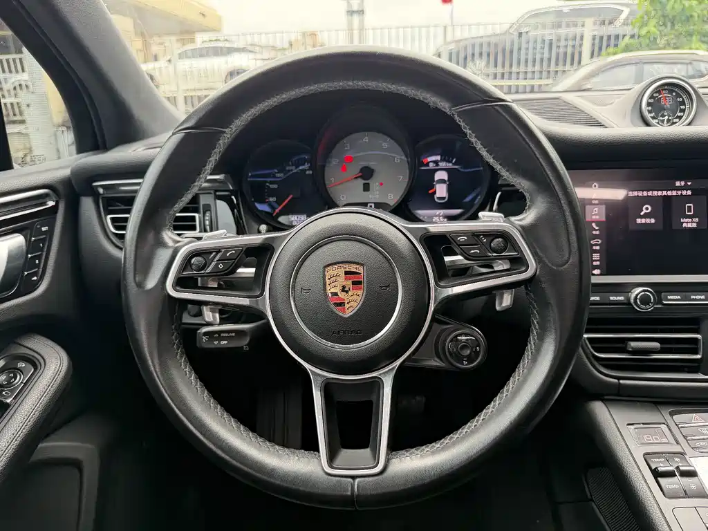 Porsche Macan — миниатюра 13
