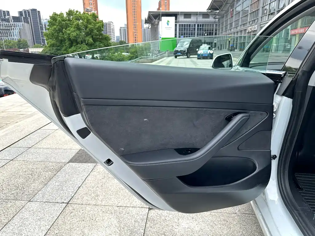 Tesla Model 3 — миниатюра 22