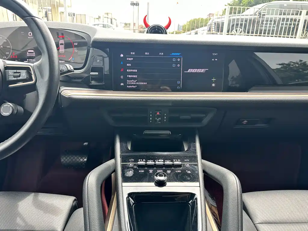Porsche Cayenne — миниатюра 13
