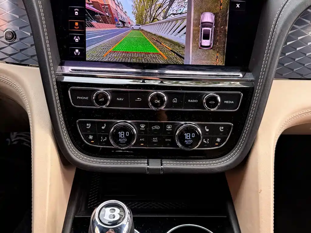 Bentley Bentayga PHEV — миниатюра 12