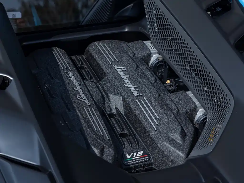 LAMBORGHINI REVUELTO