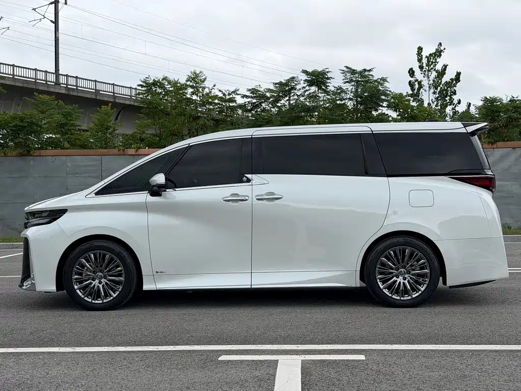 Toyota Vellfire — миниатюра 7