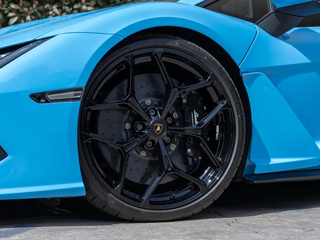 LAMBORGHINI REVUELTO