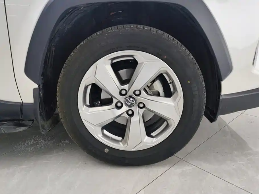 Toyota RAV4 — миниатюра 6