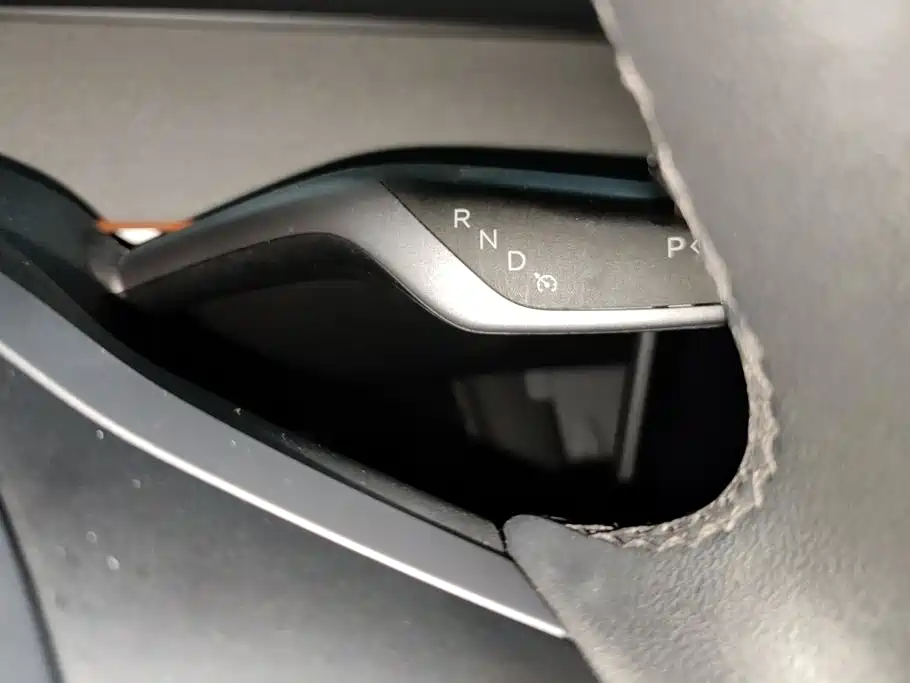Tesla Model Y — миниатюра 16
