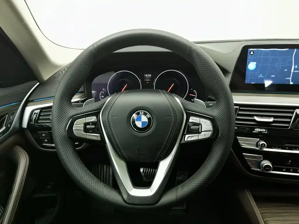 BMW 5 Series — миниатюра 11