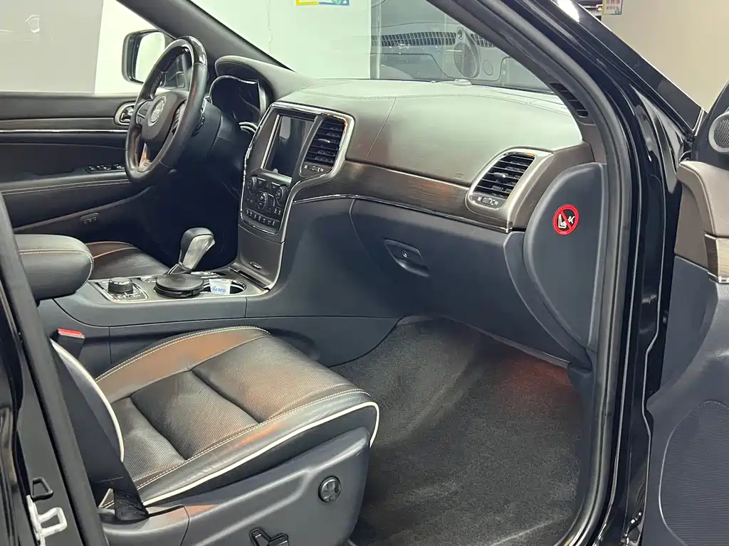 Jeep Grand Cherokee (Import) — миниатюра 15