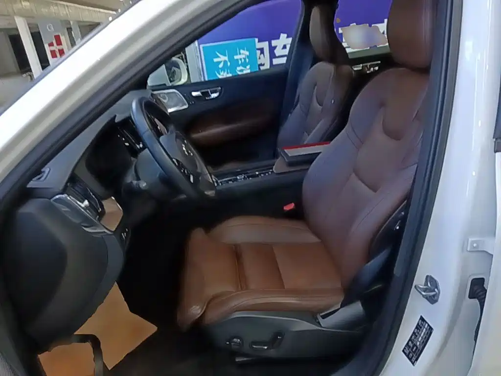Volvo XC60 PHEV — миниатюра 15