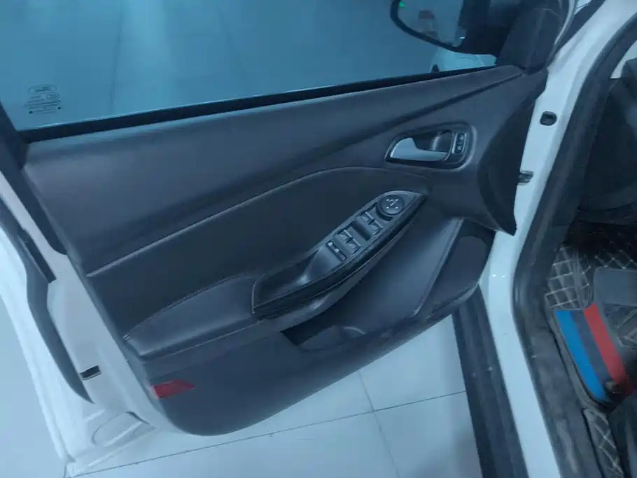 Ford Focus 2015 1.6L AT