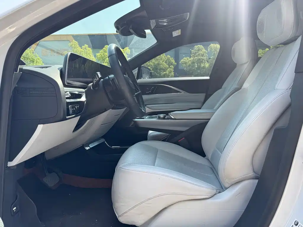 Cadillac IQ 2024 Luxury